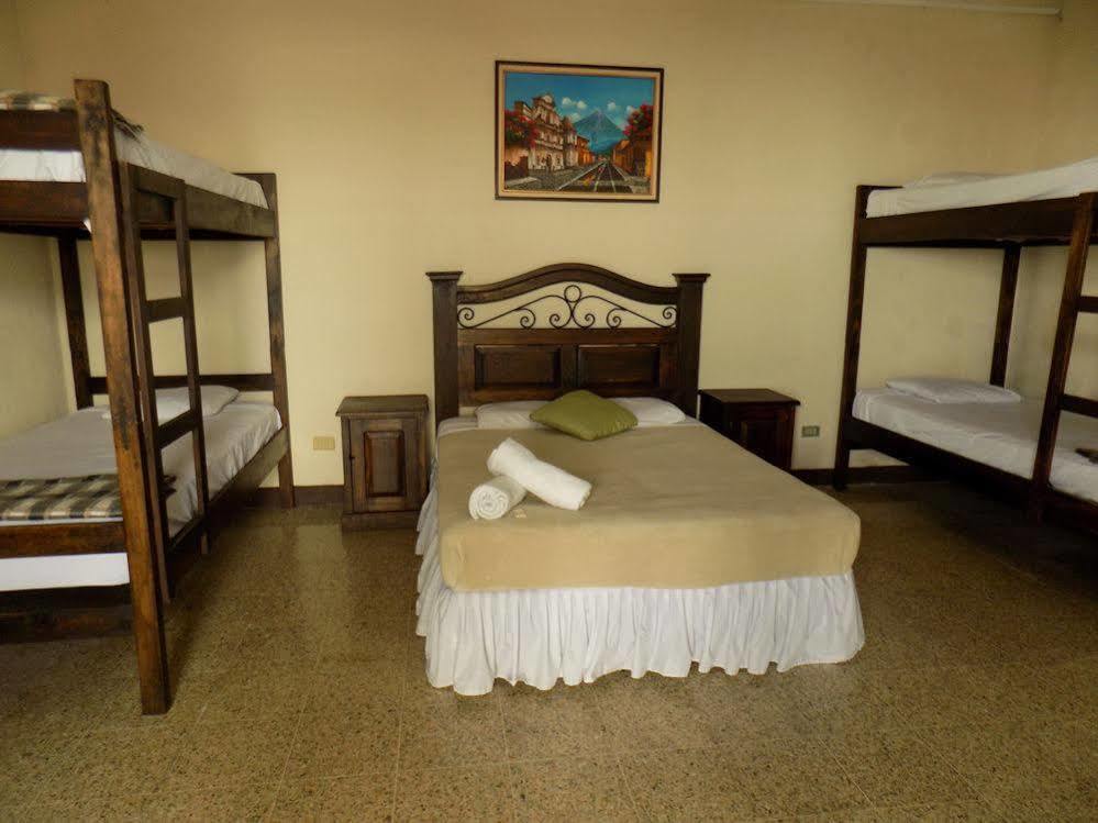 Posada De San Carlos Del Parque Антигуа-Гватемала Экстерьер фото